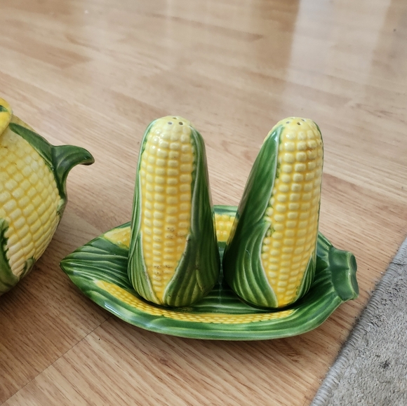 Vintage corn soup tureen/casserole dish with matching salt and pepper shakers - Picture 3 of 6